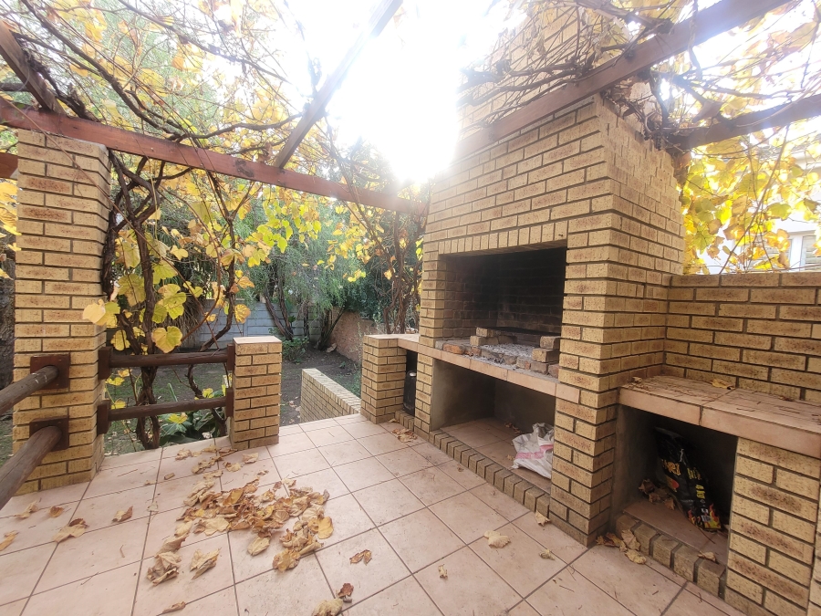 To Let 4 Bedroom Property for Rent in Wavecrest Eastern Cape
